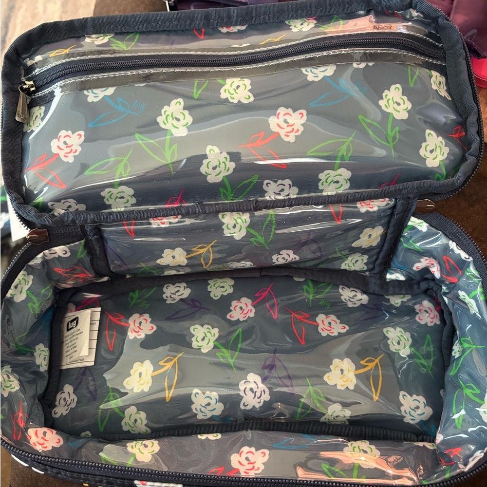 Lug Floral Quilted Toiletries Bag - Picture 9 of 11
